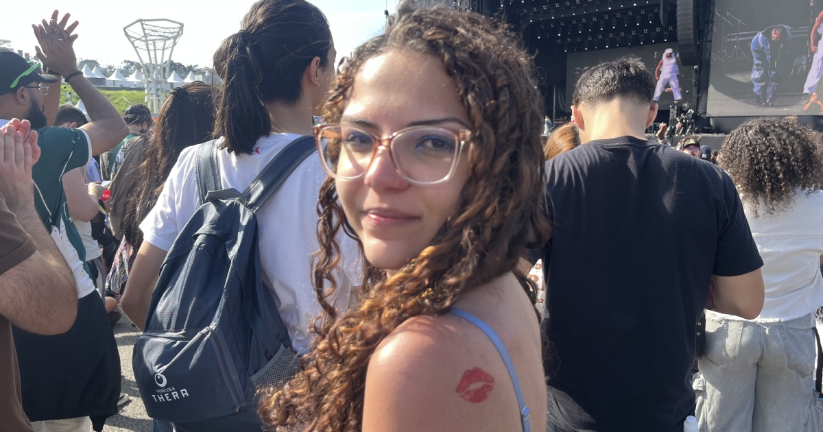 Entenda a febre da tattoo de beijo de Sabrina Carpenter no Lollapalooza 2026 3 Julia fez a tattoo de beijo da Sabrina Carpenter no Lollapalooza Brasil 2026 (Vitoria Zane)