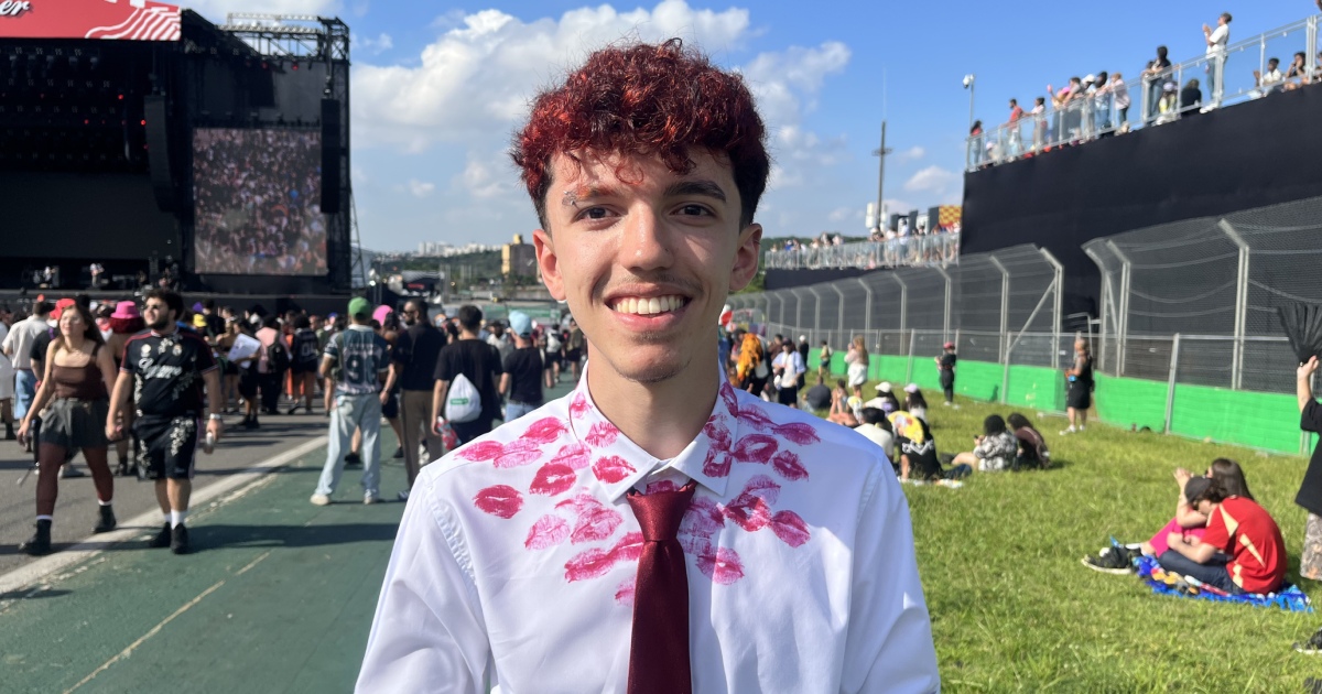 Entenda a febre da tattoo de beijo de Sabrina Carpenter no Lollapalooza 2026 4 João escolheu um look 'beijos' para ver Sabrina Carpenter (Vitoria Zane)