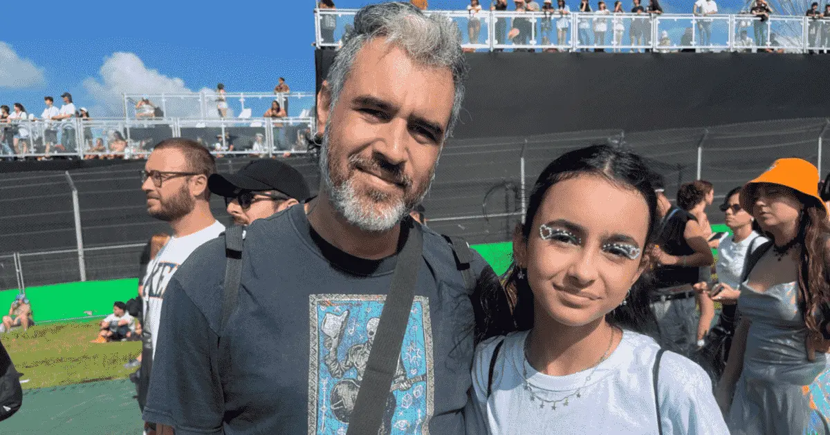 Amauruy pavão filho, 44, gerente de atendimento, e Laura pavão, 13, estudante, no Lollapalooza 2026. Crédito: Vitória Zane