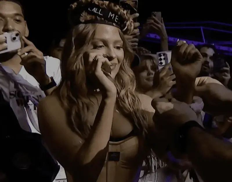 Luísa Sonza é algemada por Sabrina Carpenter no Lollapalooza