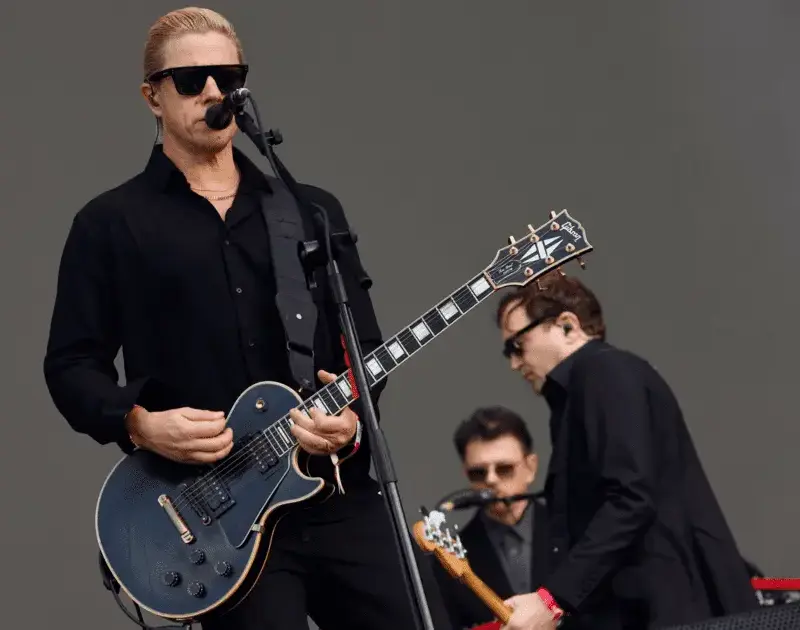 Interpol aposta em elegância e hits no Lollapalooza Brasil 2026