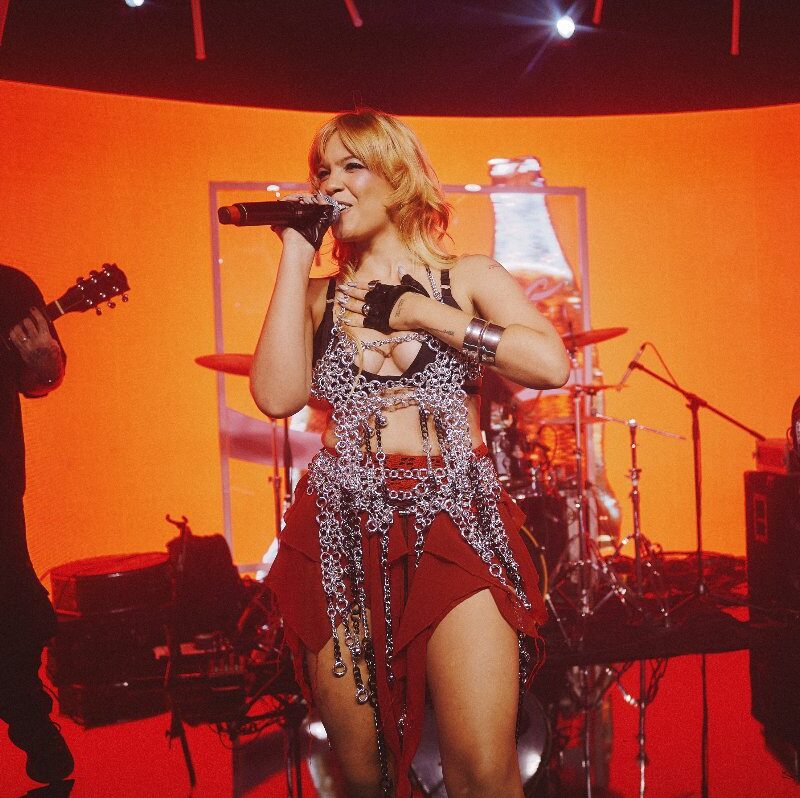 Blue conquista público do Coke Studio com seu pop sujo e surpresinhas