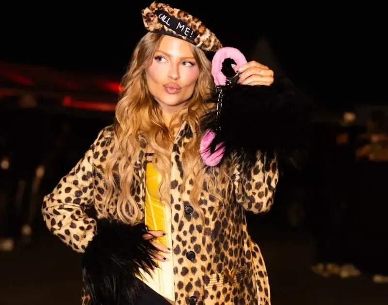 Luísa Sonza é algemada por Sabrina Carpenter no Lollapalooza