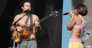 Foto em Grupo no palco do Lollapalooza Brasil 2026 (Brazil News)