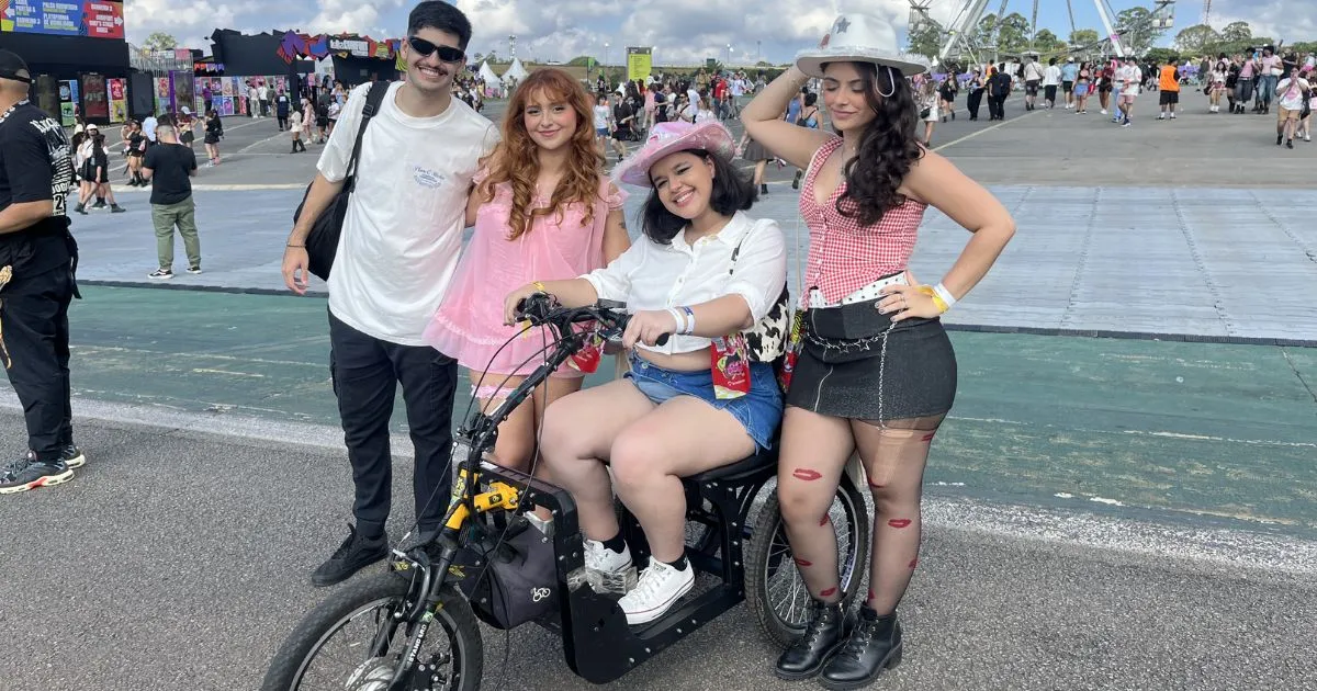 Para todos: entenda como funciona a acessibilidade do Lollapalooza Brasil 2 Cecília Moraes e amigos no Lollapalooza Brasil 2026 (foto Vitória Zane)