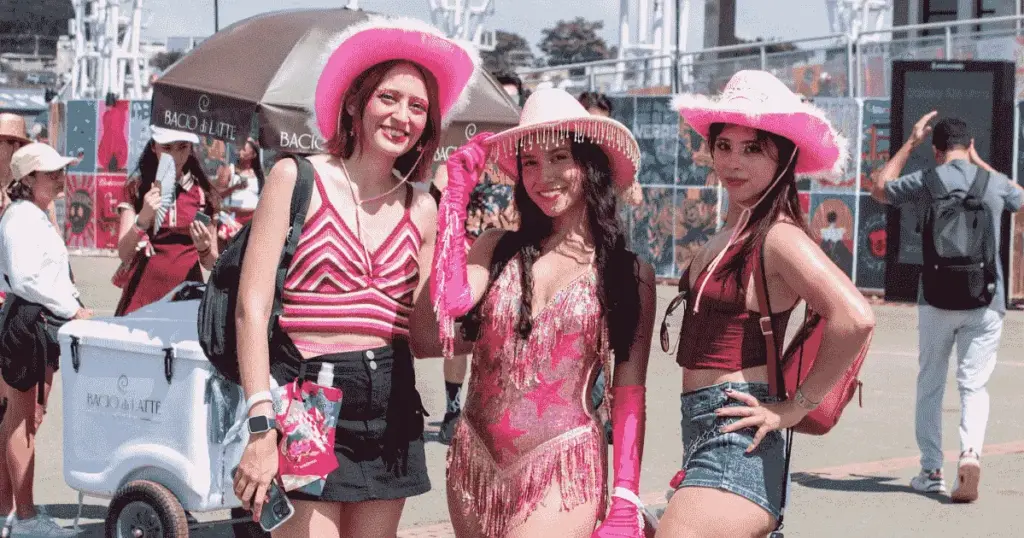 Chapéus em homenagem a Chappell Roan no Lollapalooza Brasil. (Sidnei Lopes/Billboard)