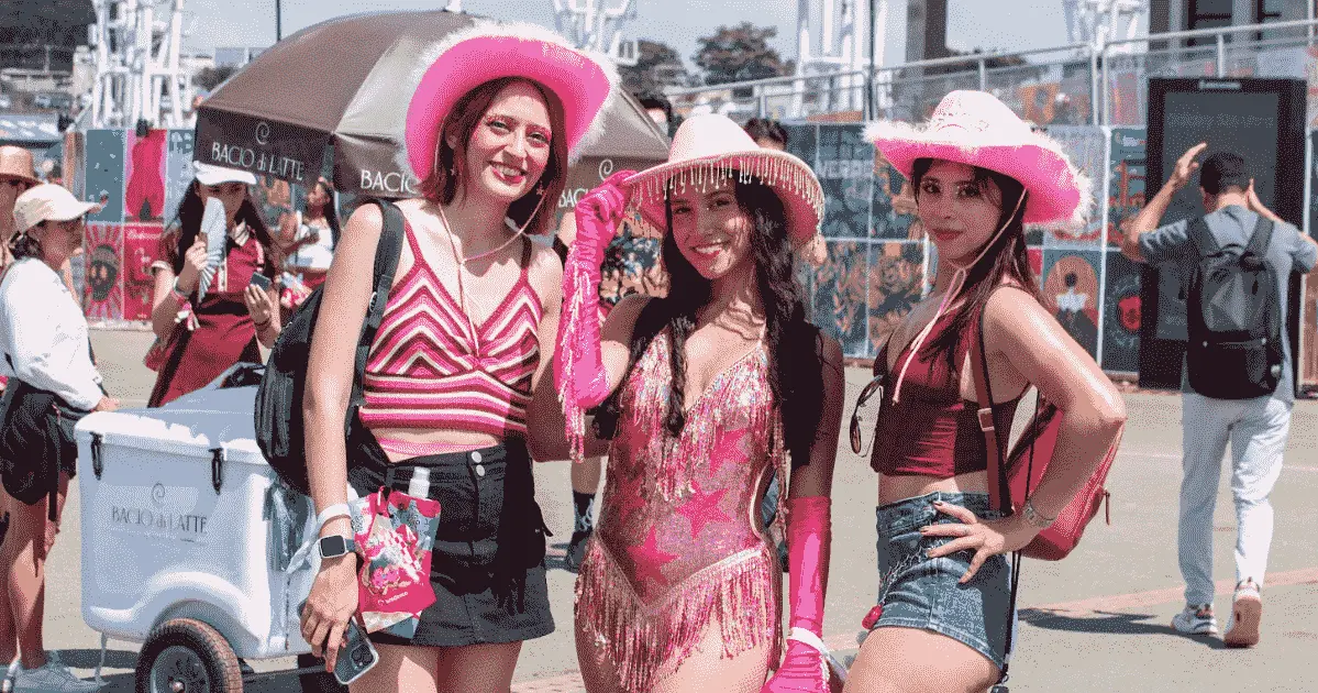 Chapéus em homenagem a Chappell Roan no Lollapalooza Brasil. (Sidnei Lopes/Billboard)