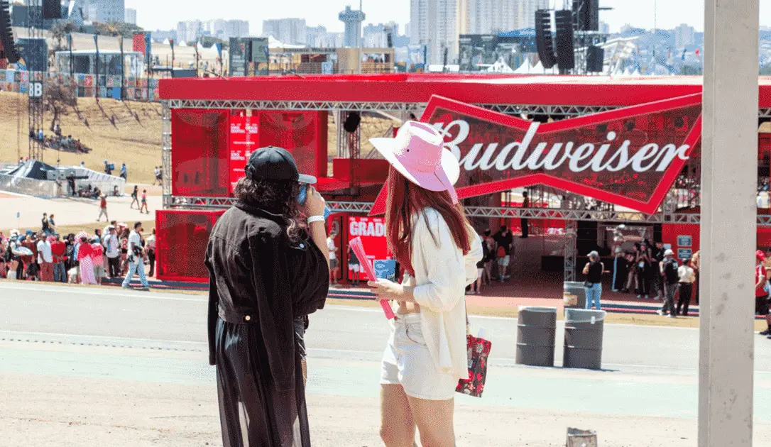 Chapéus em homenagem a Chappell Roan no Lollapalooza Brasil. (Sidnei Lopes/Billboard)