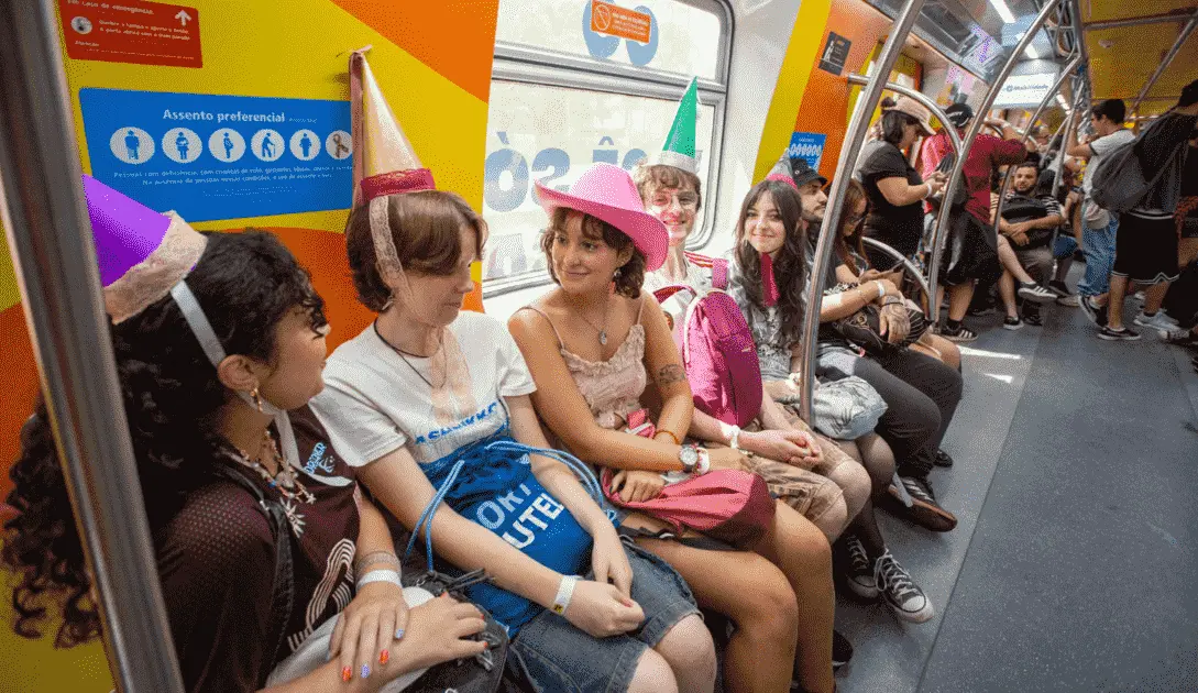 Chapéus em homenagem a Chappell Roan no Lollapalooza Brasil. (Sidnei Lopes/Billboard)
