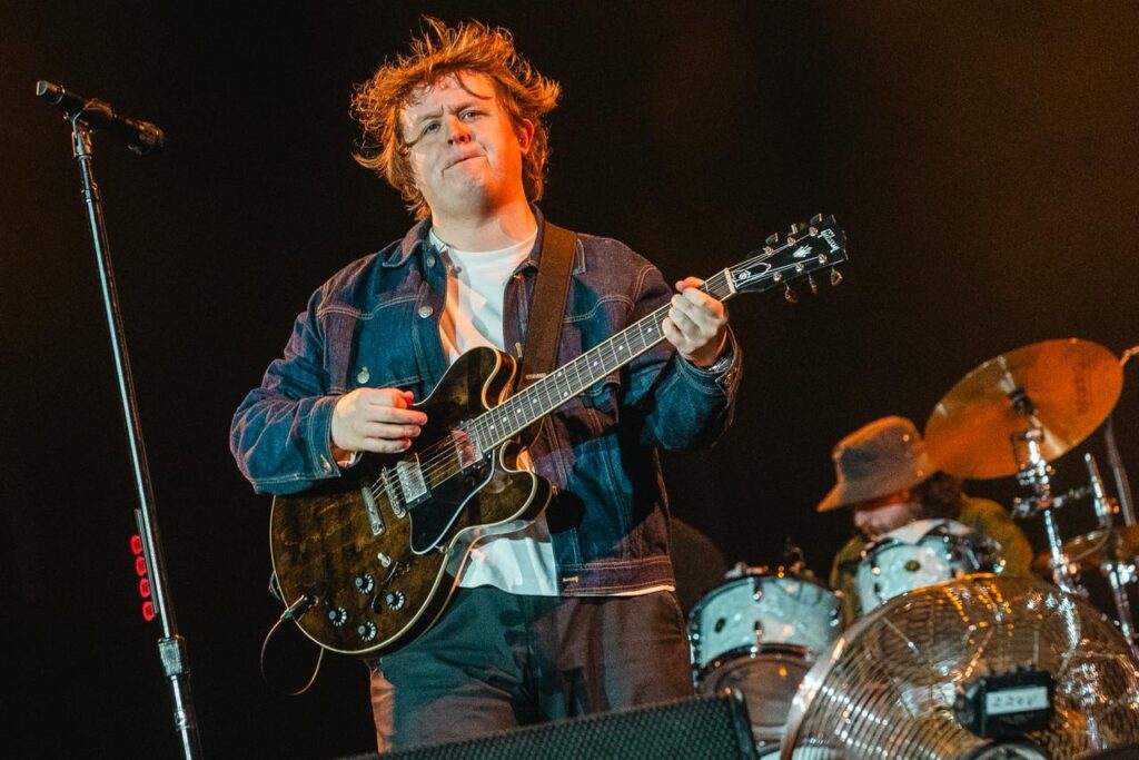 Lewis Capaldi traz calma e cura coletiva ao Lollapalooza 2026 1 Lewis Capaldi no Lollapalooza 2026 (Tati Silvestroni/Billboard Brasil)