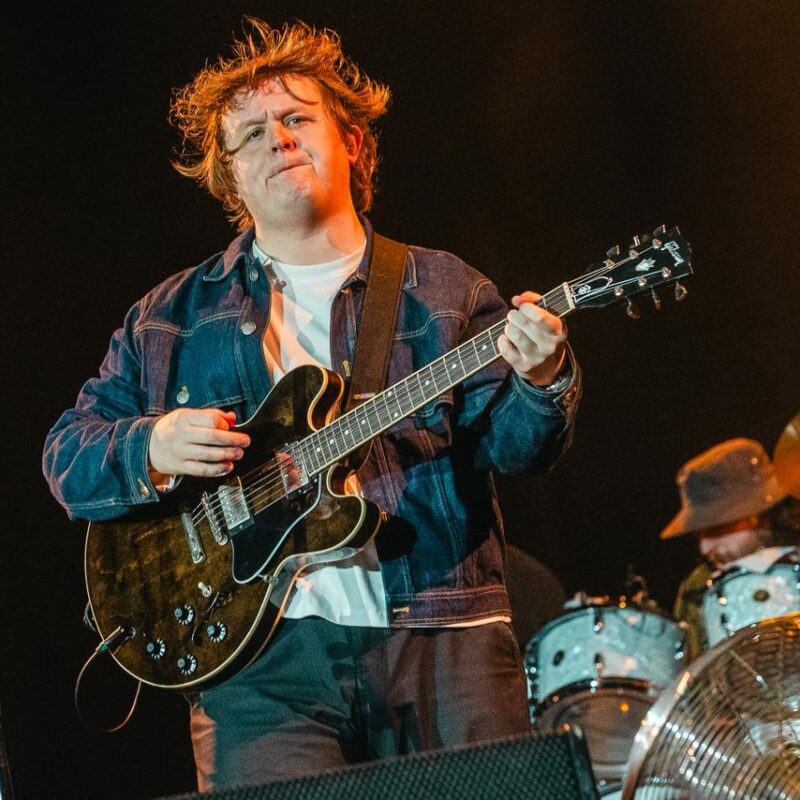 Lewis Capaldi traz calma e cura coletiva ao Lollapalooza 2026