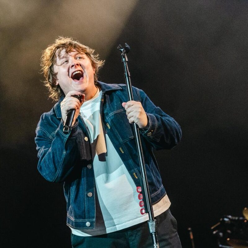 Lewis Capaldi traz calma e cura coletiva ao Lollapalooza 2026