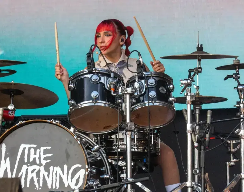 The Warning cancela show após baterista desmaiar no palco; veja aqui