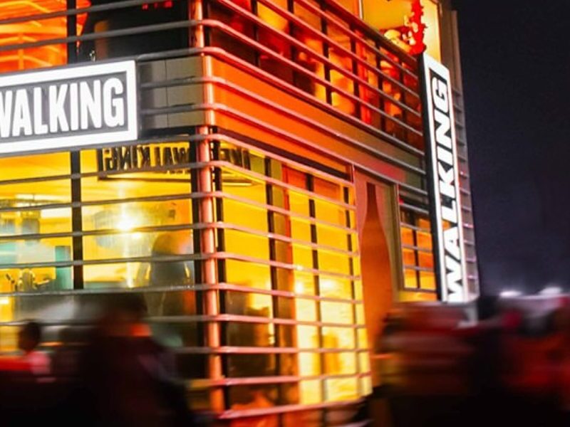 Johnnie Walker celebra cultura pop com Sabrina Carpenter no Lolla BR 2026