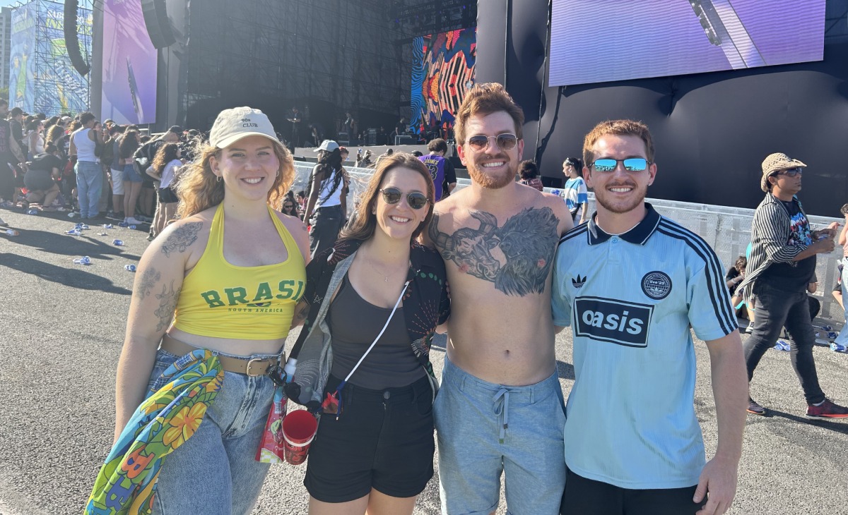 'Oasis ao contrário', Balu Brigada traz frescor ao Lollapalooza 2026 2 Gabriel celebra reencontro com os irmãos vestindo Oasis e no show do Balu Brigada no Lollapalooza Brasil 2026 (Alexandre de Melo)
