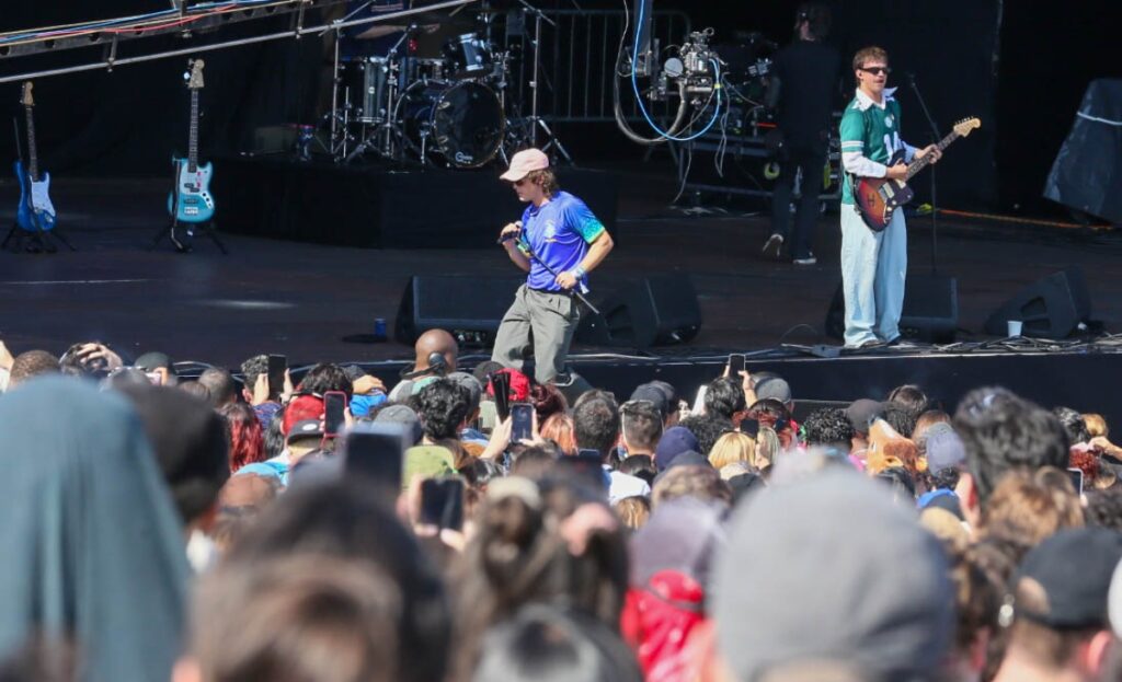 'Oasis ao contrário', Balu Brigada traz frescor ao Lollapalooza 2026 1 Balu Brigada (Sidnei Lopes/@observadordaimagem)