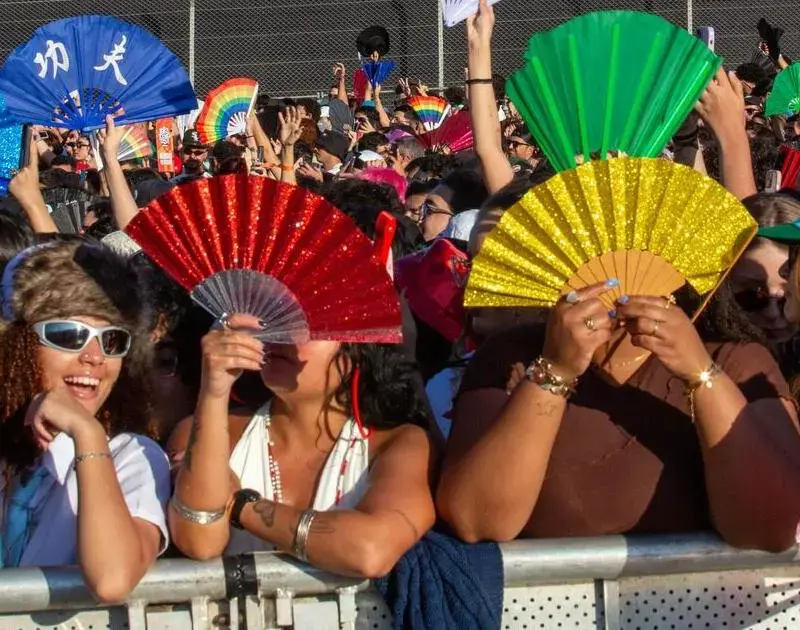 Leques aliviam calor e embalam shows do Lollapalooza 2026
