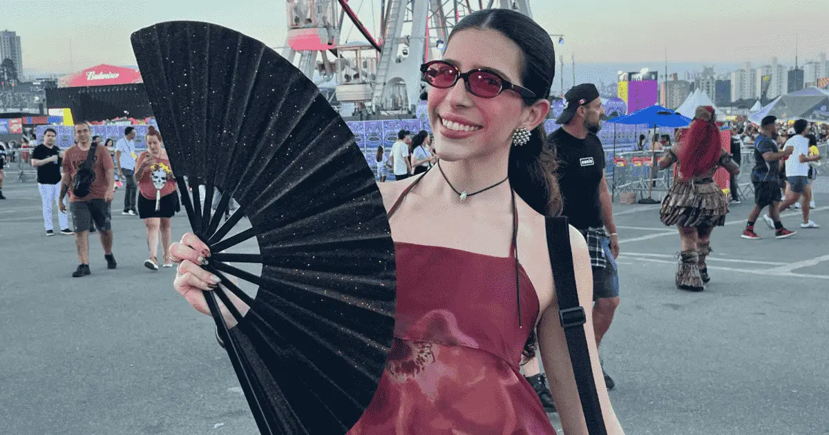 Livia Teixeira, publicitária, com seu leque no Lollapalooza Brasil 2026. (Vitória Zane/Billboard Brasil)