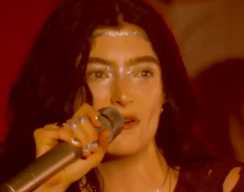 No Lolla, Lorde canta sua longa história de amor com Brasil