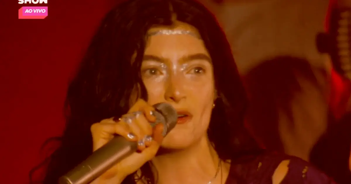 Lorde no palco do Lollapalooza 2026 (Reprodução)