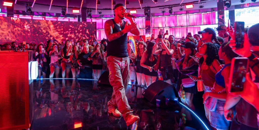 Lolla BR 2026: Entre rimas e o samba, 2ZDinizz leva seu rap ao Coke Studio 1 2ZDinizz no Coke Studio (Tati Silvestroni)