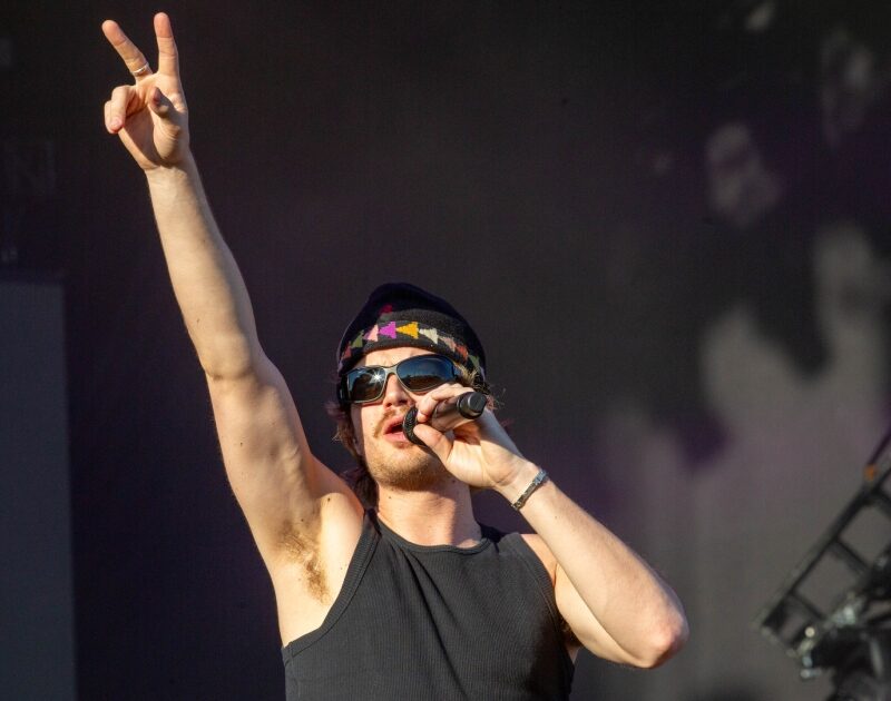 Djo mostra face ‘camaleônica’ em sua estreia brasileira no Lollapalooza