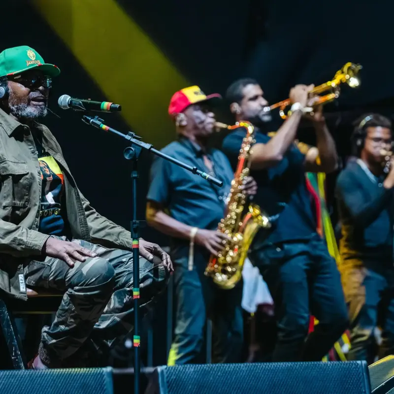 Edson Gomes triunfa com reggae libertário no Lollapalooza Brasil 2026