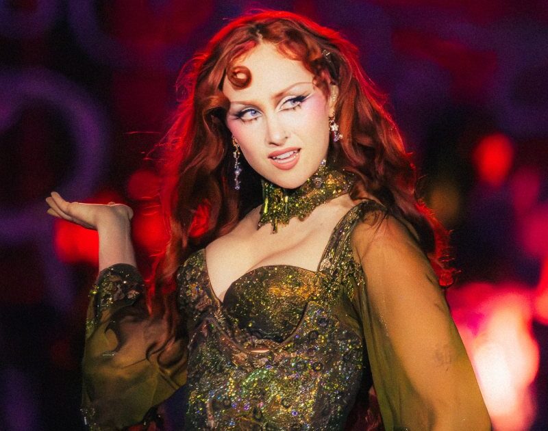 Chappell Roan anuncia evento beneficente para jovens trans e LGBTQ+