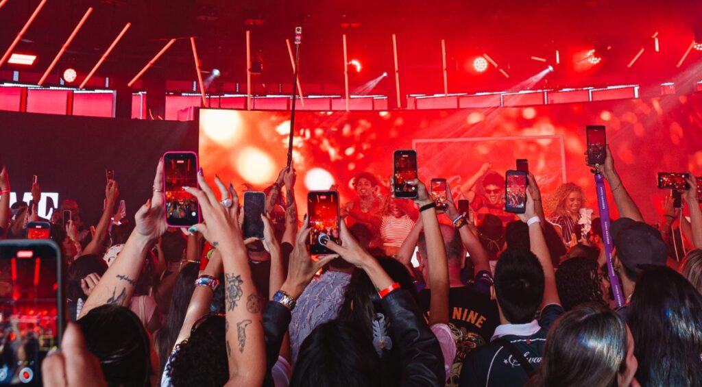 Volume lá em cima: Coke Studio vira sucesso de público no Lolla BR 2026 1 Galera do Coke Studio guardando as memórias do Lolla pra lembrar depois (Divulgação)