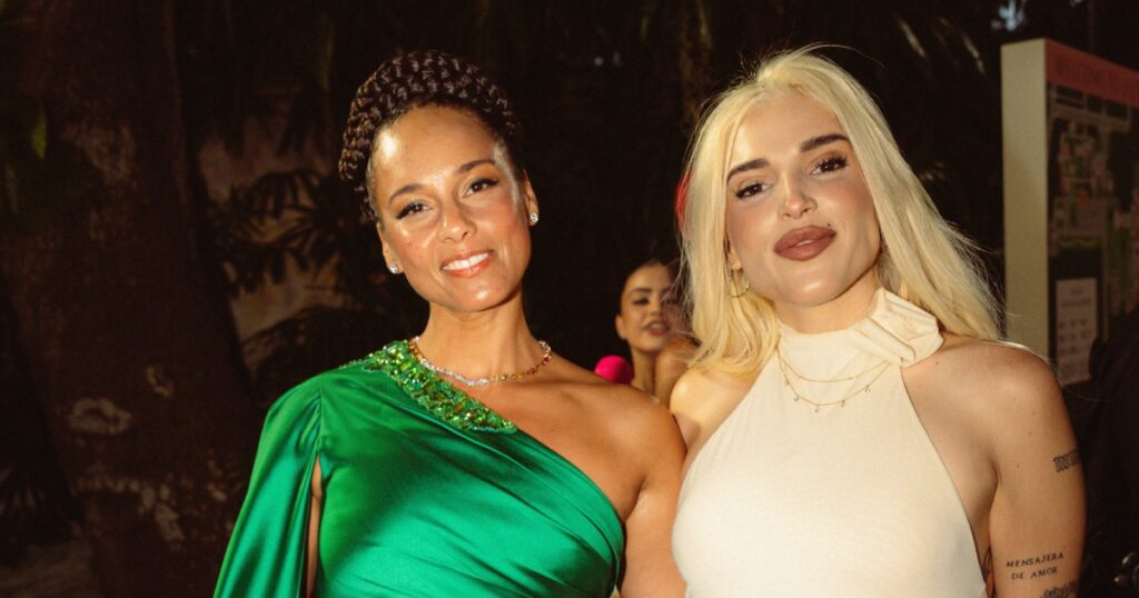 Karol G brilha na Fundação Con Cora ao lado de Alicia Keys (Elena Roses)