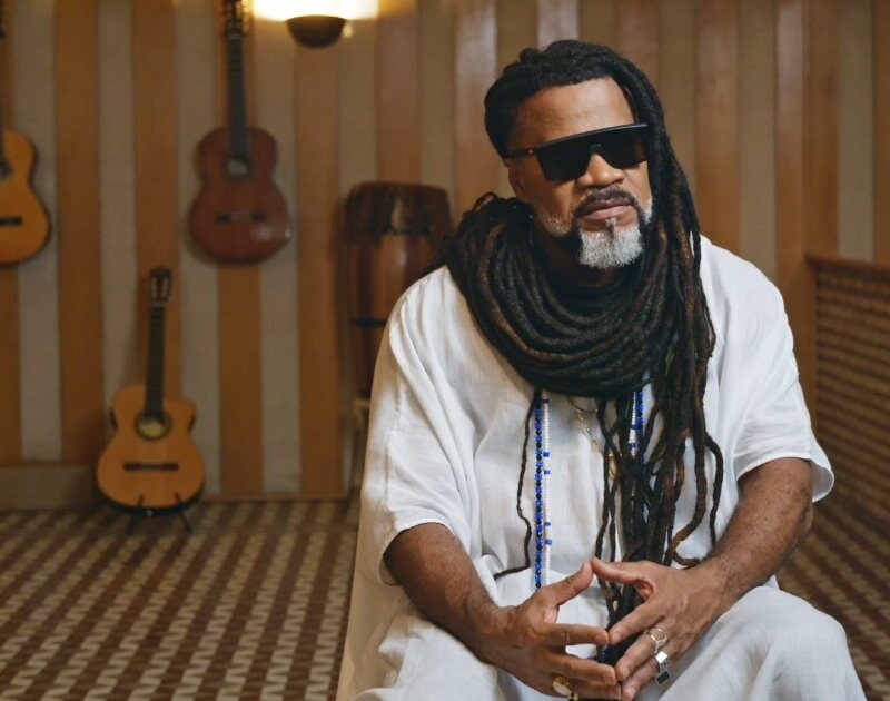 Série sobre Carlinhos Brown estreia nesta terça-feira (14)