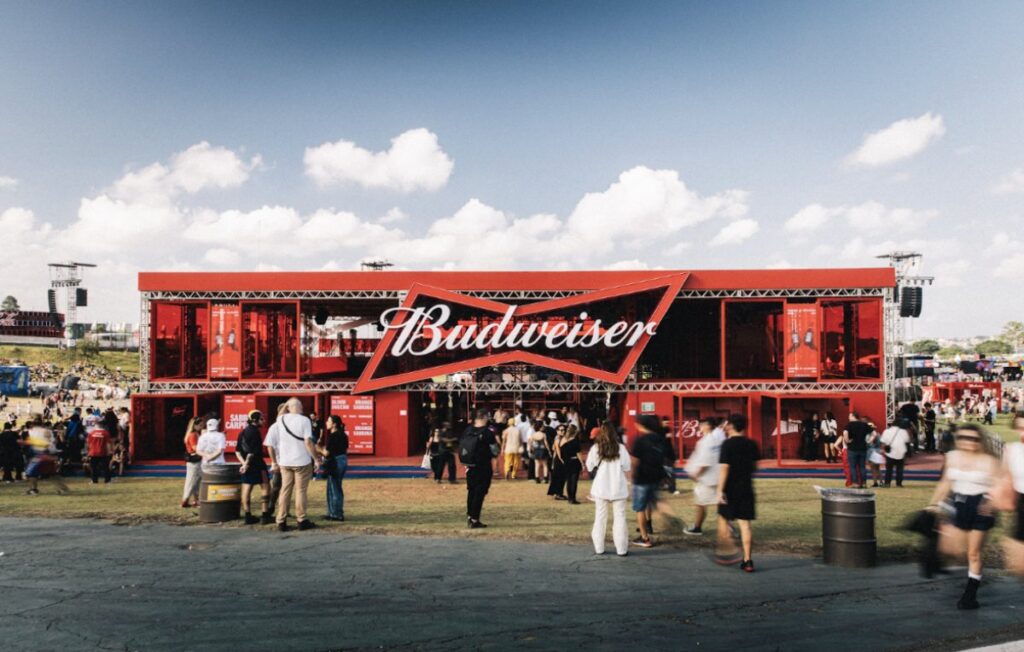 Budweiser leva nostalgia e atitude e muita música ao Lollapalooza Brasil 2026 1 Estande da Budweiser no Lolla BR 2026 (Divulgação)