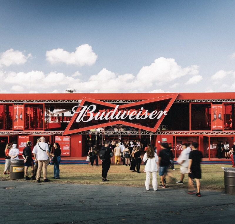 Budweiser leva nostalgia e atitude e muita música ao Lollapalooza Brasil 2026