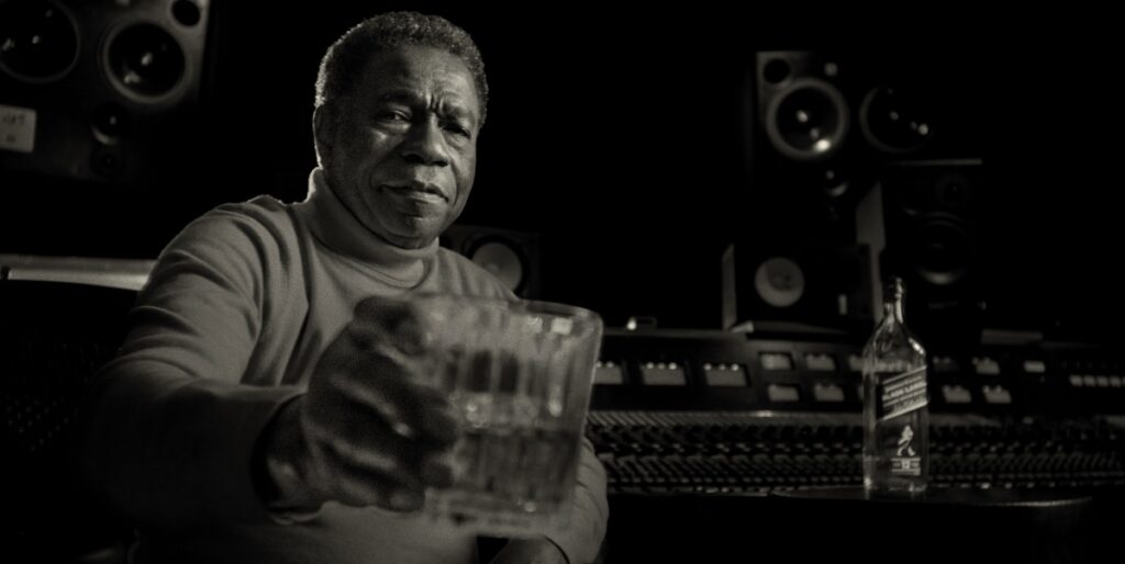 Johnnie Walker caminha ao lado de Paulinho da Costa 1 Paulinho da Costa (Divulgação)