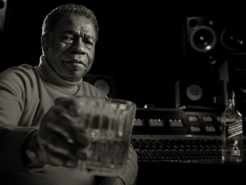 Johnnie Walker caminha ao lado de Paulinho da Costa