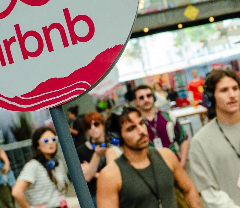 Airbnb transforma bastidor em experiência e leva fã para ver Lolla BR inédito