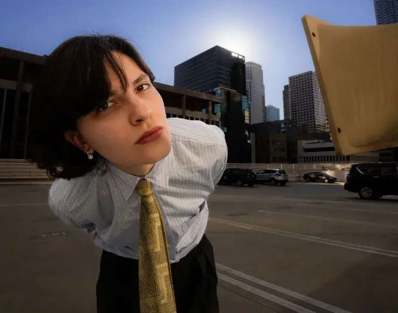 KUCZYNSKI mistura pop e eletrônico em nova faixa; ouça