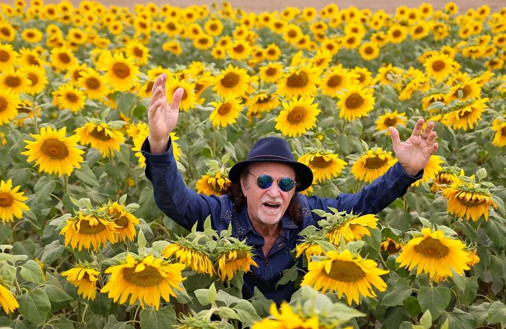 Alceu Valença: ‘A doidice no palco me revigora’ 1 Alceu Valença divulga a tunê "Alceu 80 Girassóis" (Rodrigo Mazuco/Divulgação/PECK)