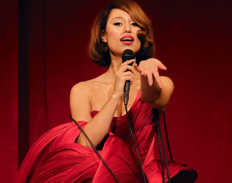 RAYE retorna com novo álbum, ‘This Music May Contain Hope’; ouça agora