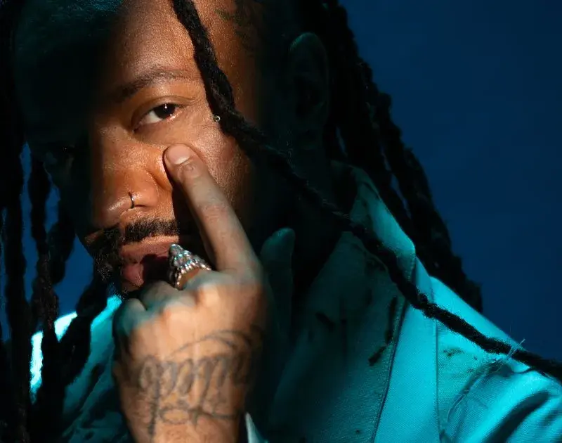 Rael reflete sobre vida e indústria no álbum ‘Nas Profundezas da Onda’