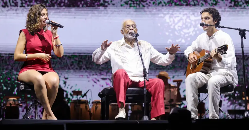 Gilberto Gil recebe os netos Flor Gil e Bento no show de encerramento da turnê Tempo Rei no Allianz Parque em SP. (Lucas Ramos/Brazil News)