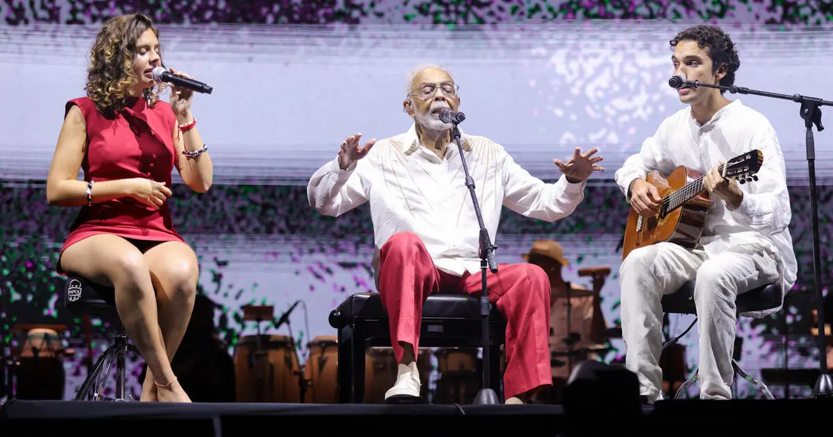 Gilberto Gil recebe os netos Flor Gil e Bento no show de encerramento da turnê Tempo Rei no Allianz Parque em SP. (Lucas Ramos/Brazil News)