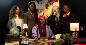 A cantora Larissa Luz (ao centro) no videoclipe de "Você Não Está Sozinha"