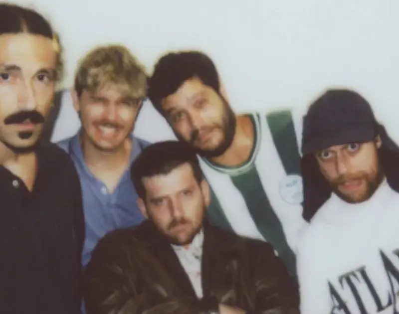 Jovem Dionisio transforma ônibus em palco na turnê do novo álbum