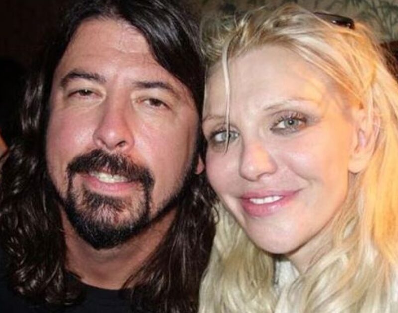 Courtney Love faz apelo para Dave Grohl: ‘assuma logo’