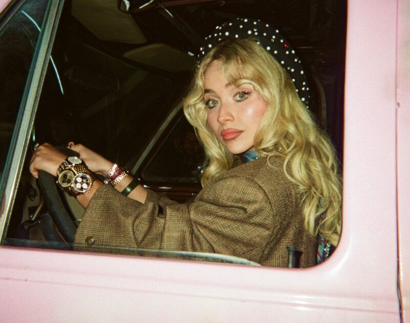 Prestes a ser headliner no Coachella, Sabrina Carpenter lança novo clipe