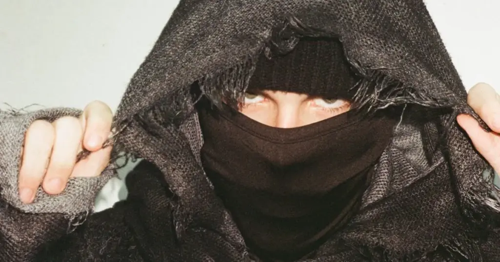 Rapper mascarado EsDeeKid anuncia show no Brasil 1 EsDeeKid (divulgação)