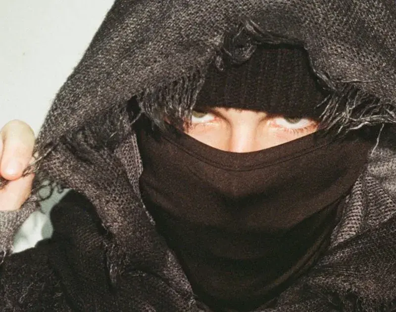 Rapper mascarado EsDeeKid anuncia show no Brasil