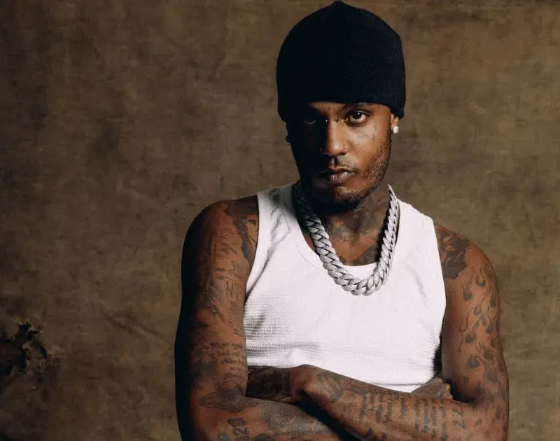 Derek lança ‘ARꓘANO’ após show no OMNI Festival