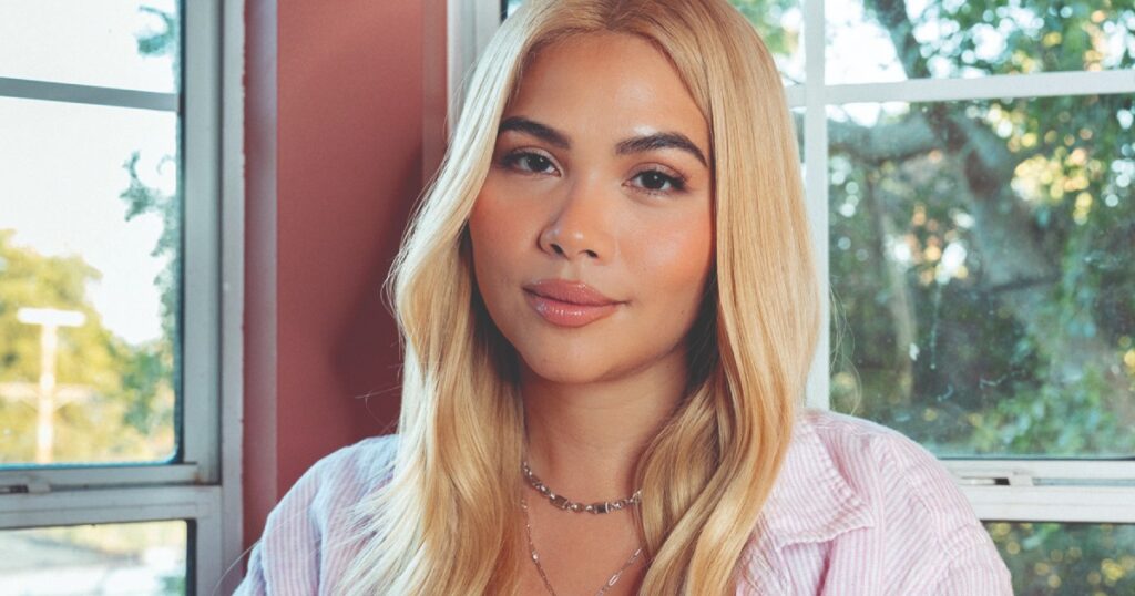 Hayley Kiyoko lança romance queer vitoriano: 'Queria ter lido na infância' 1 Hayley Kiyoko
